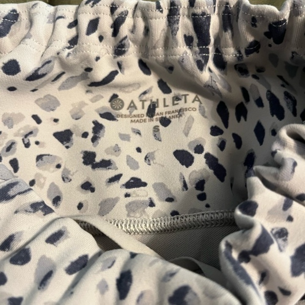 Athleta Spotty Up For‎ Anything Cropped Leggings Small , a small spot on leg - Picture 3 of 5